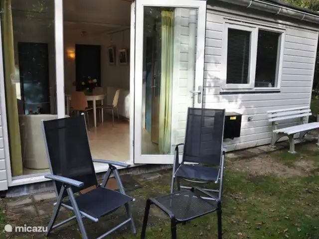 Mezennest 79 | Pays-Bas, Gueldre, Nunspeet - bungalow Vue de la terrasse avec porte-patio sur le salon.