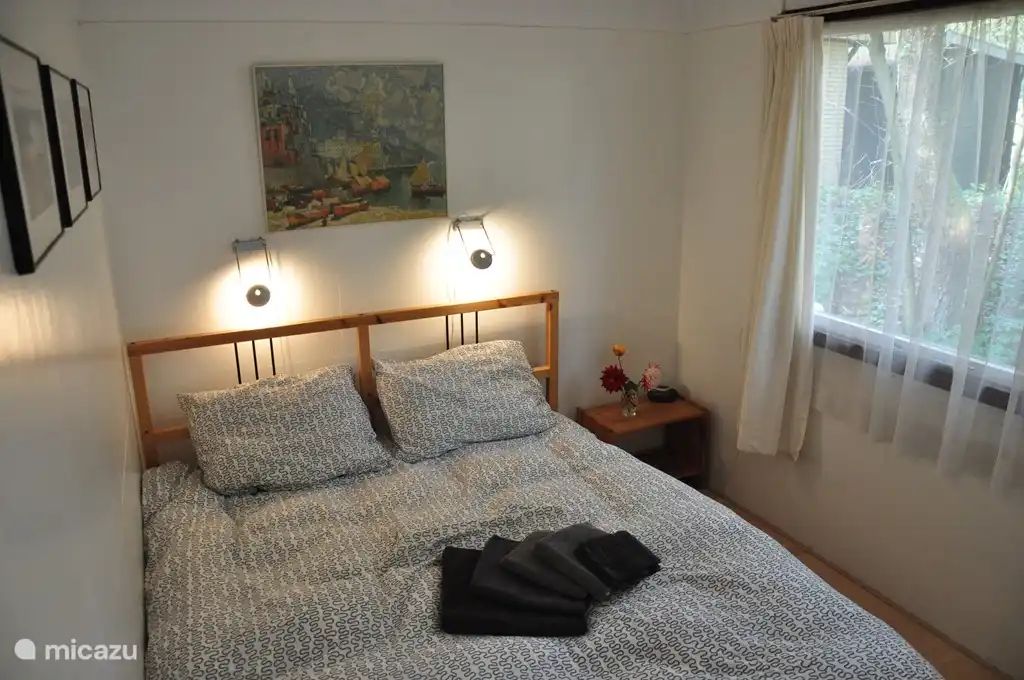 Die großzügige Terrasse mit viel Sonne, trotz der Lage umgeben von Wäldern. Die Terrasse verfügt über eine große Sammlung von Gartenmöbeln (nicht im Bild) und direkt über Schiebetüren.