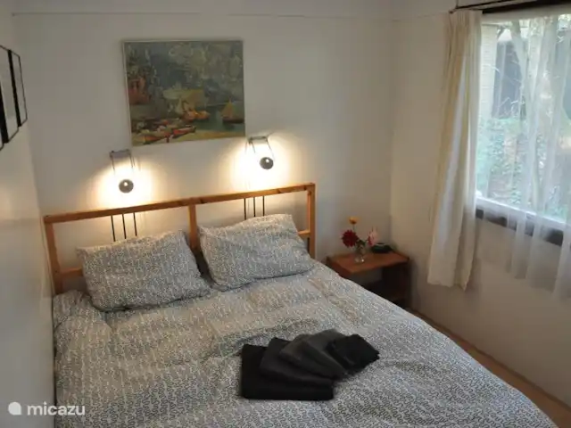 Mezennest 79 | Pays-Bas, Gueldre, Nunspeet - bungalow La chambre 1 a un lit double et 2 grandes armoires encastrées (en partie équipées de jeux et de jouets).