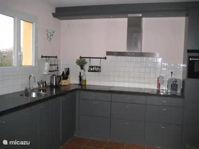 Villa Le Sanglier, met privé zwembad huren in Frankrijk, Ardèche, Vallon-Pont-d'Arc - villa De ruime en moderne keuken voorzien van vaatwasser, extra grote koelkast, aparte vriezer en oven met combimagnetron.