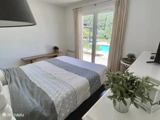Villa Le Sanglier, met privé zwembad huren in Frankrijk, Ardèche, Vallon-Pont-d'Arc - villa slaapkamer beneden zwembadzijde