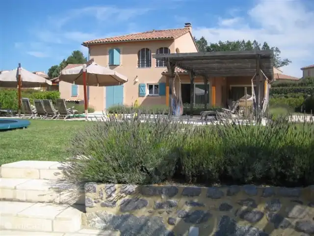 Villa Le Sanglier, met privé zwembad huren in Frankrijk, Ardèche, Vallon-Pont-d'Arc - villa De villa gezien vanaf zonneterras met uitzicht op de rivier.