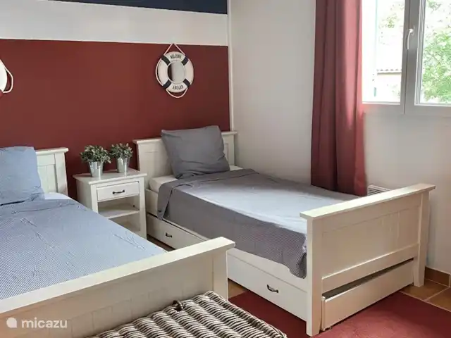 Villa Le Sanglier, met privé zwembad huren in Frankrijk, Ardèche, Vallon-Pont-d'Arc - villa slaapkamer voorzijde kinderen