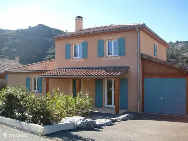 Villa Le Sanglier, met privé zwembad huren in Frankrijk, Ardèche, Vallon-Pont-d'Arc - villa Een ruime oprit en fraai aangelegde tuin rondom de vrijstaande villa.