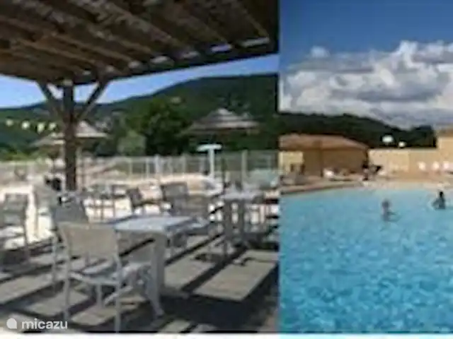 Villa Le Sanglier, met privé zwembad huren in Frankrijk, Ardèche, Vallon-Pont-d'Arc - villa Een overzichtsfoto van het park met daarop een laan met de villa's, het gemeenschappelijke zwembad en de tennisvelden.