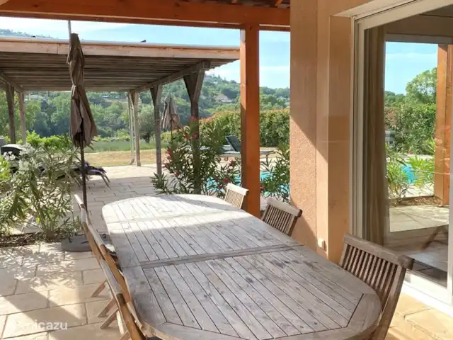 Villa Le Sanglier, met privé zwembad huren in Frankrijk, Ardèche, Vallon-Pont-d'Arc - villa zicht op de tuin vanaf het terras