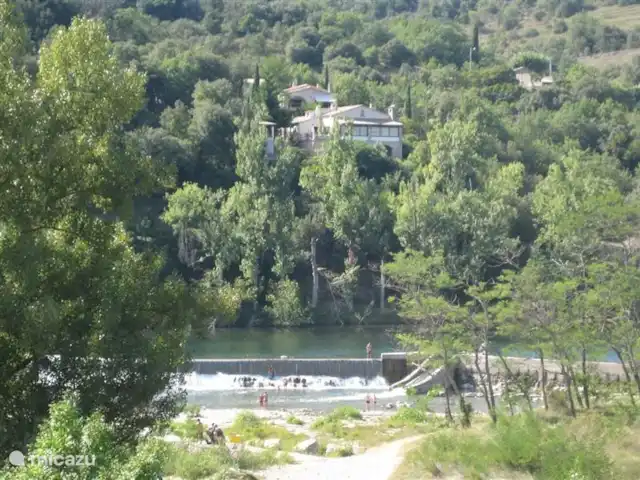 Villa Le Sanglier, met privé zwembad huren in Frankrijk, Ardèche, Vallon-Pont-d'Arc - villa Het uitzicht vanuit de tuin en het verwarmde zwembad, op de rivier de Ardeche en op de berg van Sampzon.