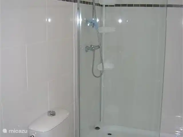 Village le Chat, 162 | France, Charente, Écuras - maison de vacances salle de bain moderne avec double vasque, toilettes et douche à l'italienne