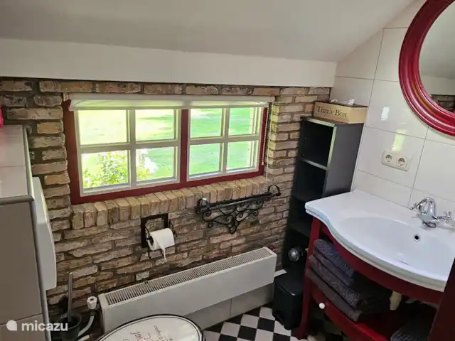 It Koaihus huren in Nederland, Friesland, Jistrum - vakantiehuis Toilet en wastafel