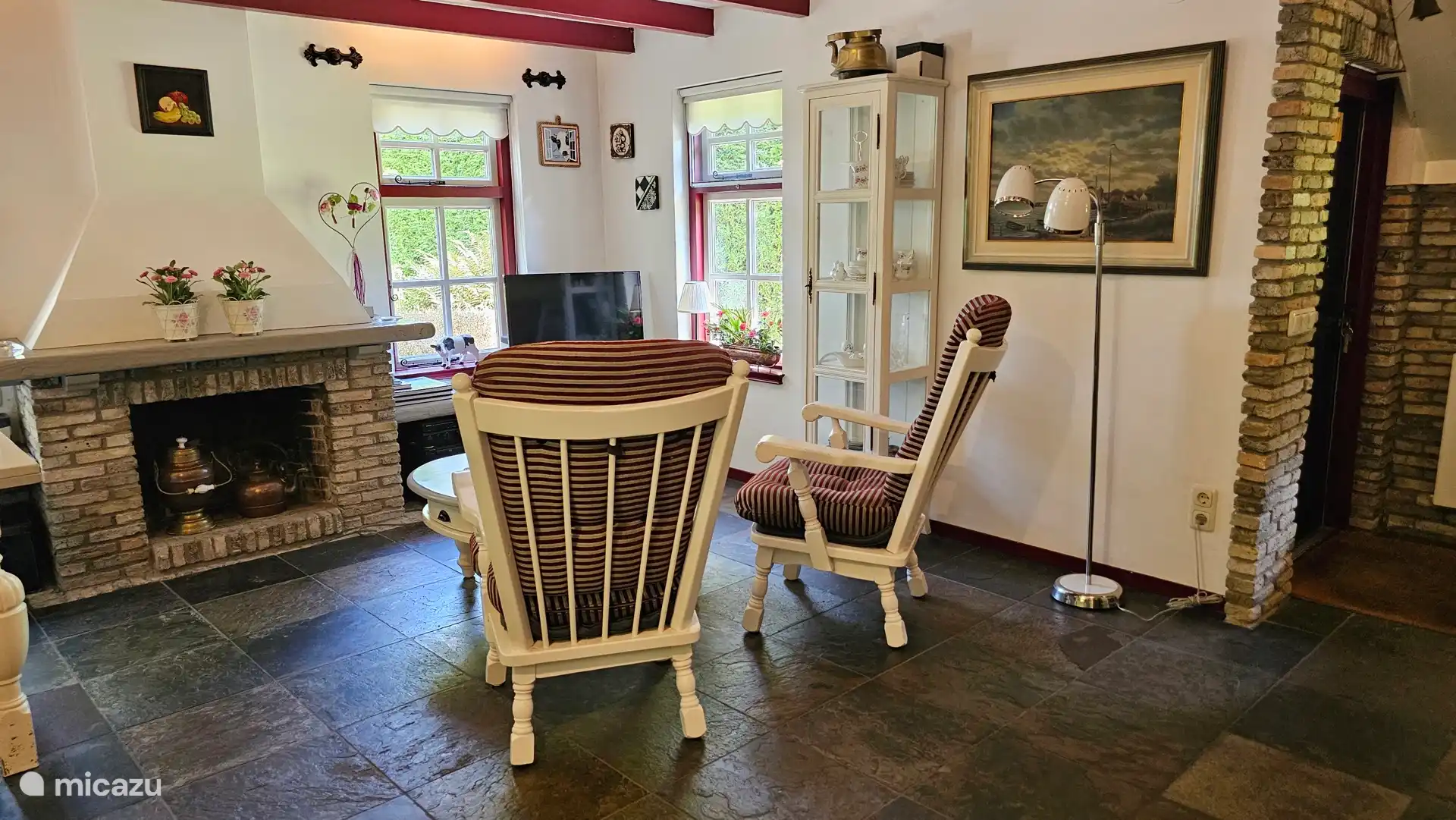 Sitting area with multimedia