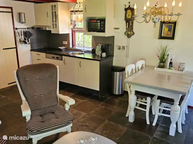 It Koaihus huren in Nederland, Friesland, Jistrum - vakantiehuis Keuken en eethoek