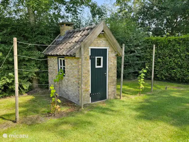 It Koaihus huren in Nederland, Friesland, Jistrum - vakantiehuis Rijwielstalling (stookhut waar men vroeger de was deed)