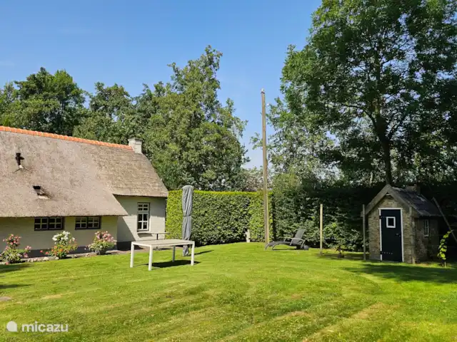It Koaihus huren in Nederland, Friesland, Jistrum - vakantiehuis Tuin (tuinstoelen in het fietsenhok)