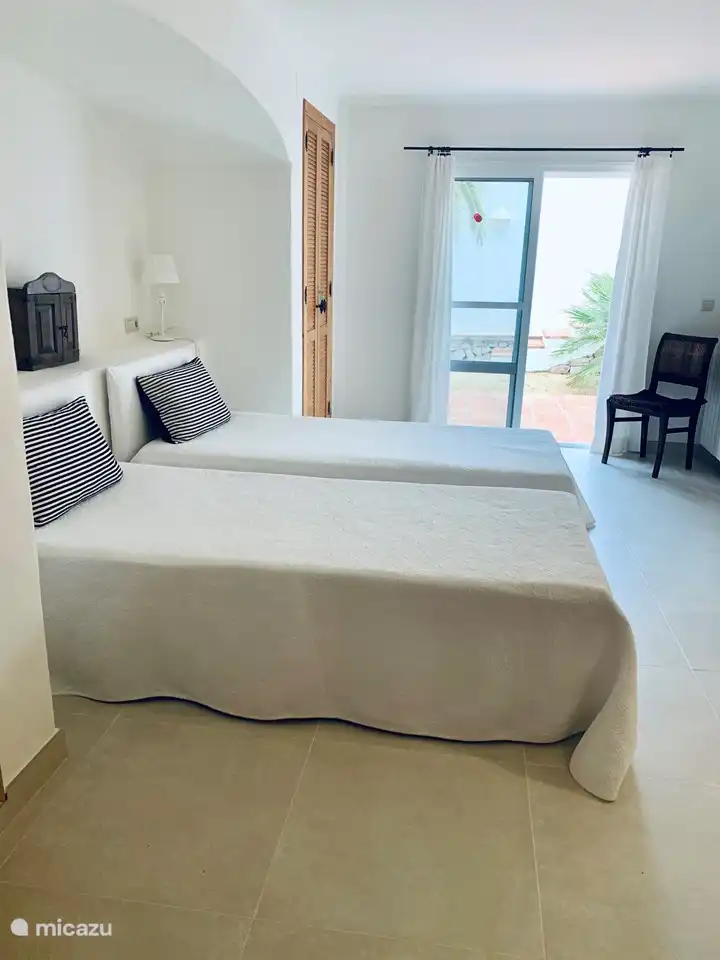 Frische moderne romantische Schlafzimmer, mit antiken Möbeln kombiniert.