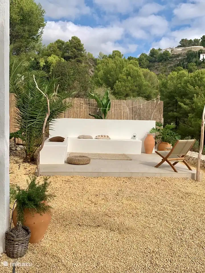 Schöner Lounge-Sitzbereich in der Nähe der Außenküche mit Grill.
Privat, kann aber unter Auflagen genutzt werden.