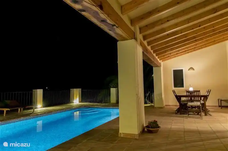 Naya und beleuchteten Pool.