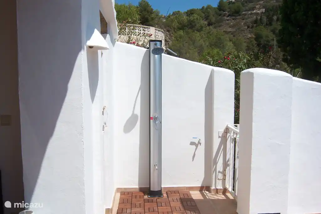 Solarbeheizte Außendusche. Duschen mit Blick aufs Meer…