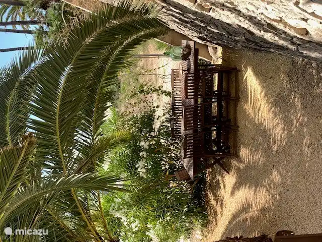 Genießen Sie gemeinsam ein köstliches Essen oder spielen Sie Spiele in der romantischen privaten „Lounge Bancale“, ganz im Grünen