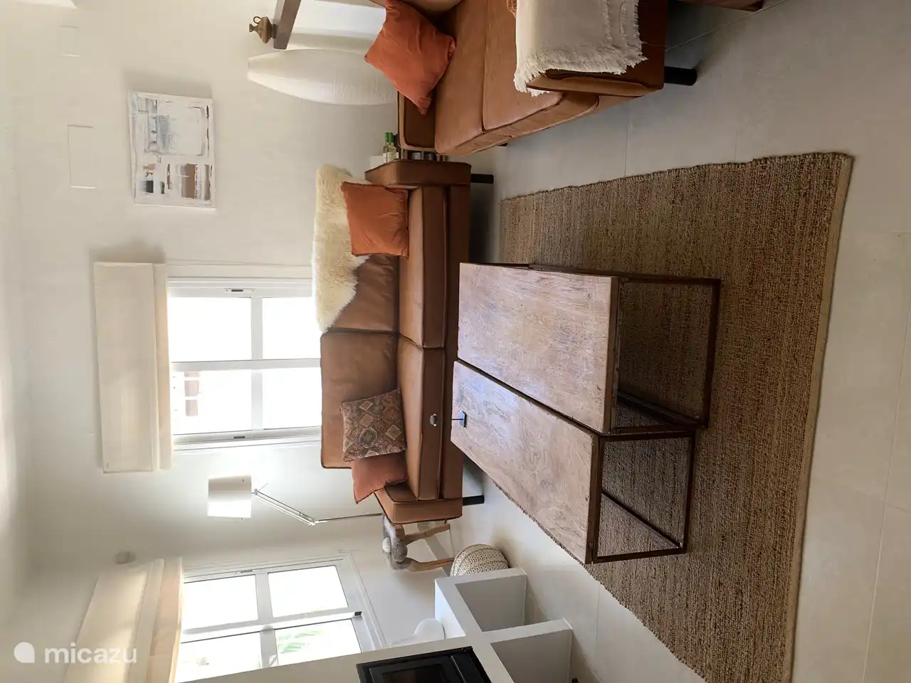 Geräumiges Wohnzimmer mit offener Küche, Esstisch, bequemen Sofas.
Fernseher mit Chromecast, HBO Max und Netflix-App