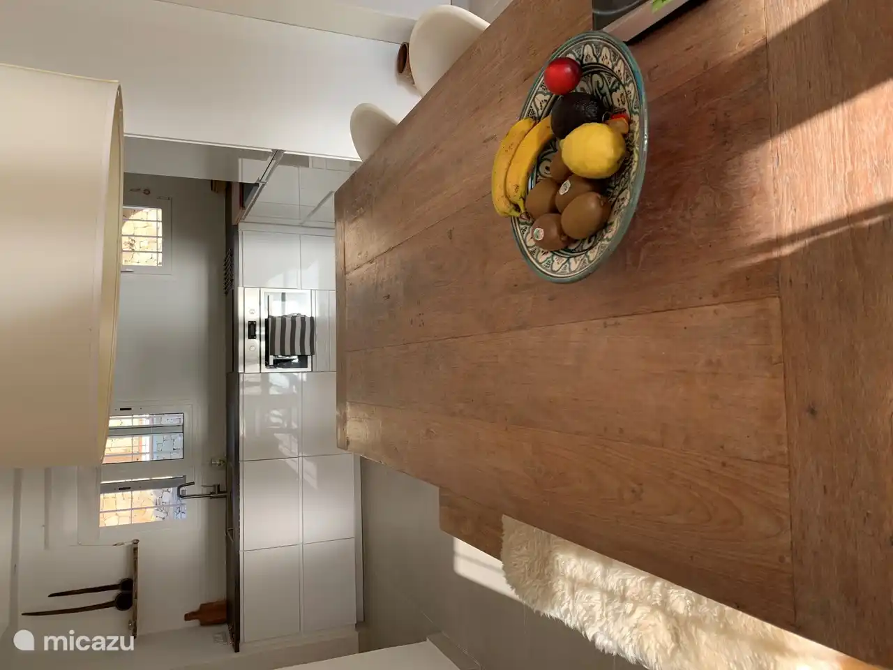 Gut ausgestattete praktische Küche