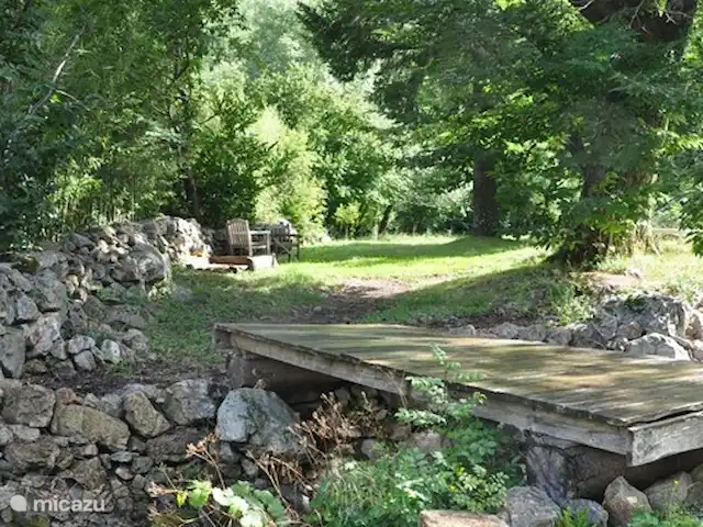 chabon 4 | France, Ardèche, Valgorge - gîte / cottage pont vers le verger et la rivière la beaume