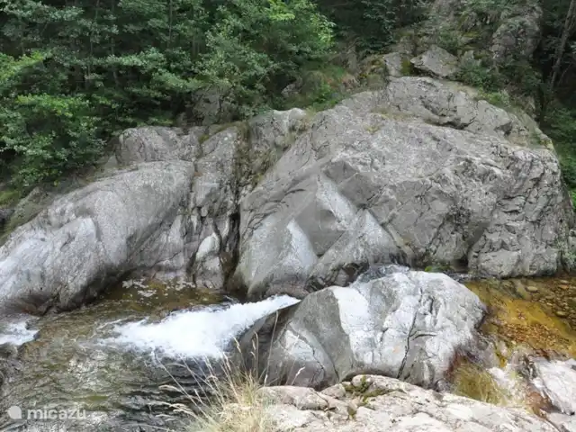 chabon 4 | France, Ardèche, Valgorge - gîte / cottage rivière la beaume, détail avec gros rochers