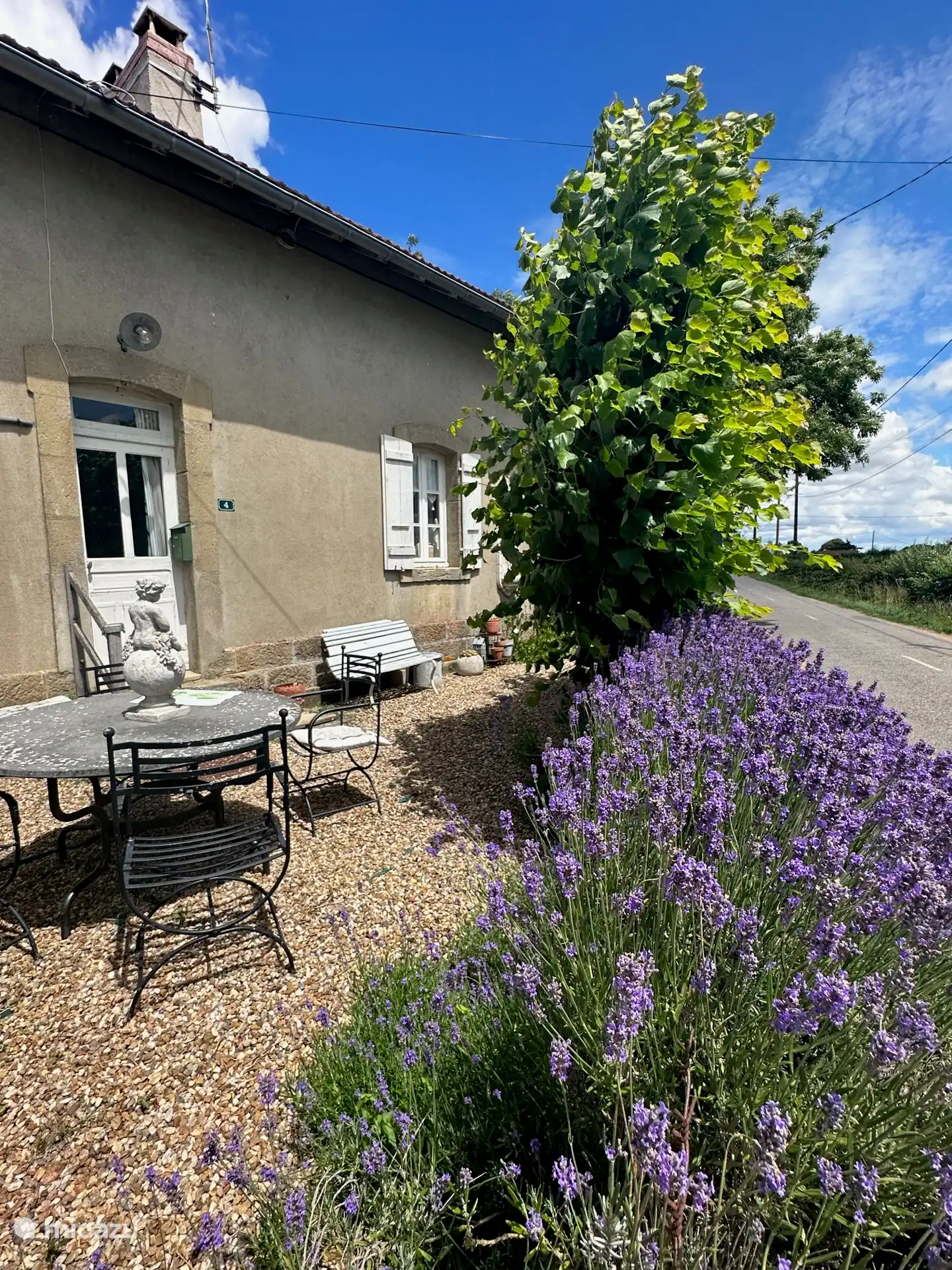 Garten am Seiteneingang Ferienhaus; Leckeres Frühstück oder der schönste Sonnenuntergang am Abend.