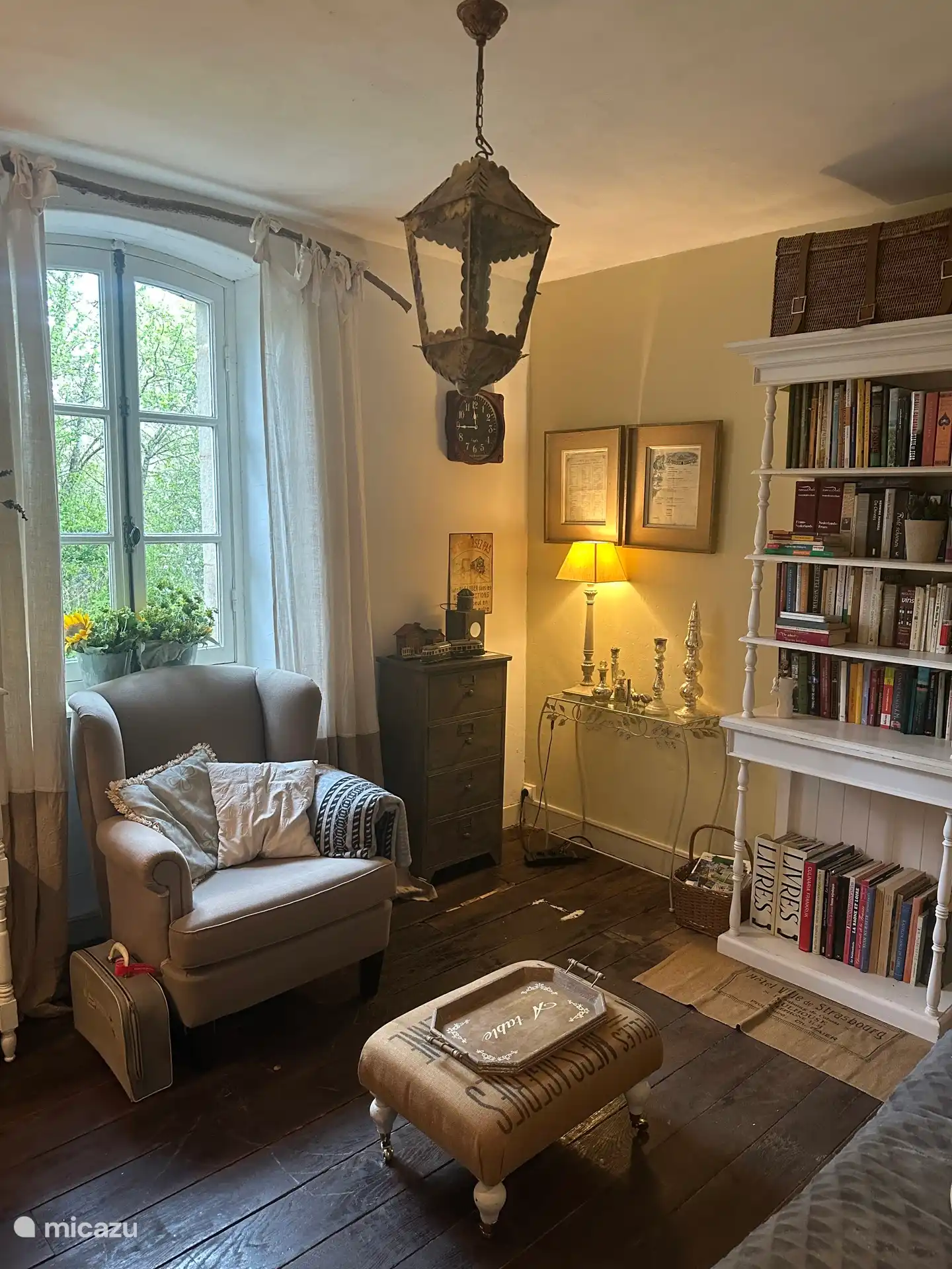 Wohnzimmer mit Bücherregal