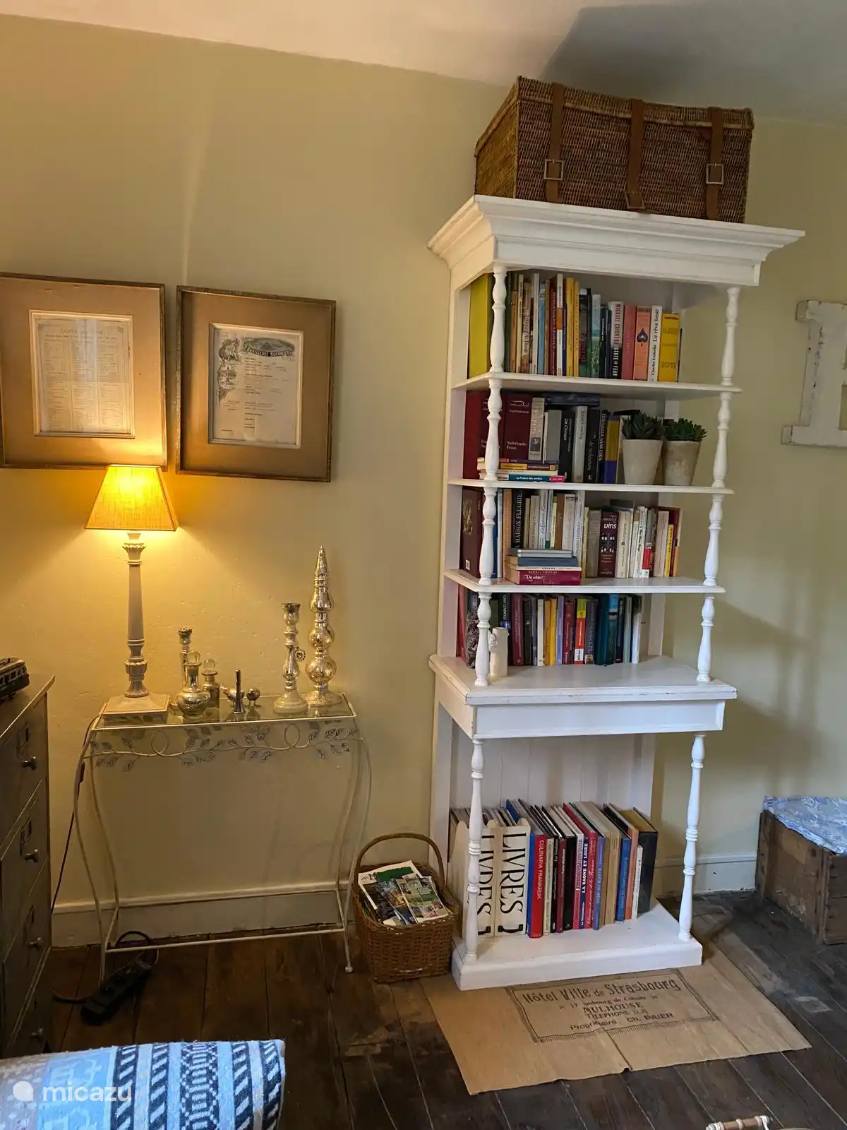 Bücherregal für das Wohnzimmer