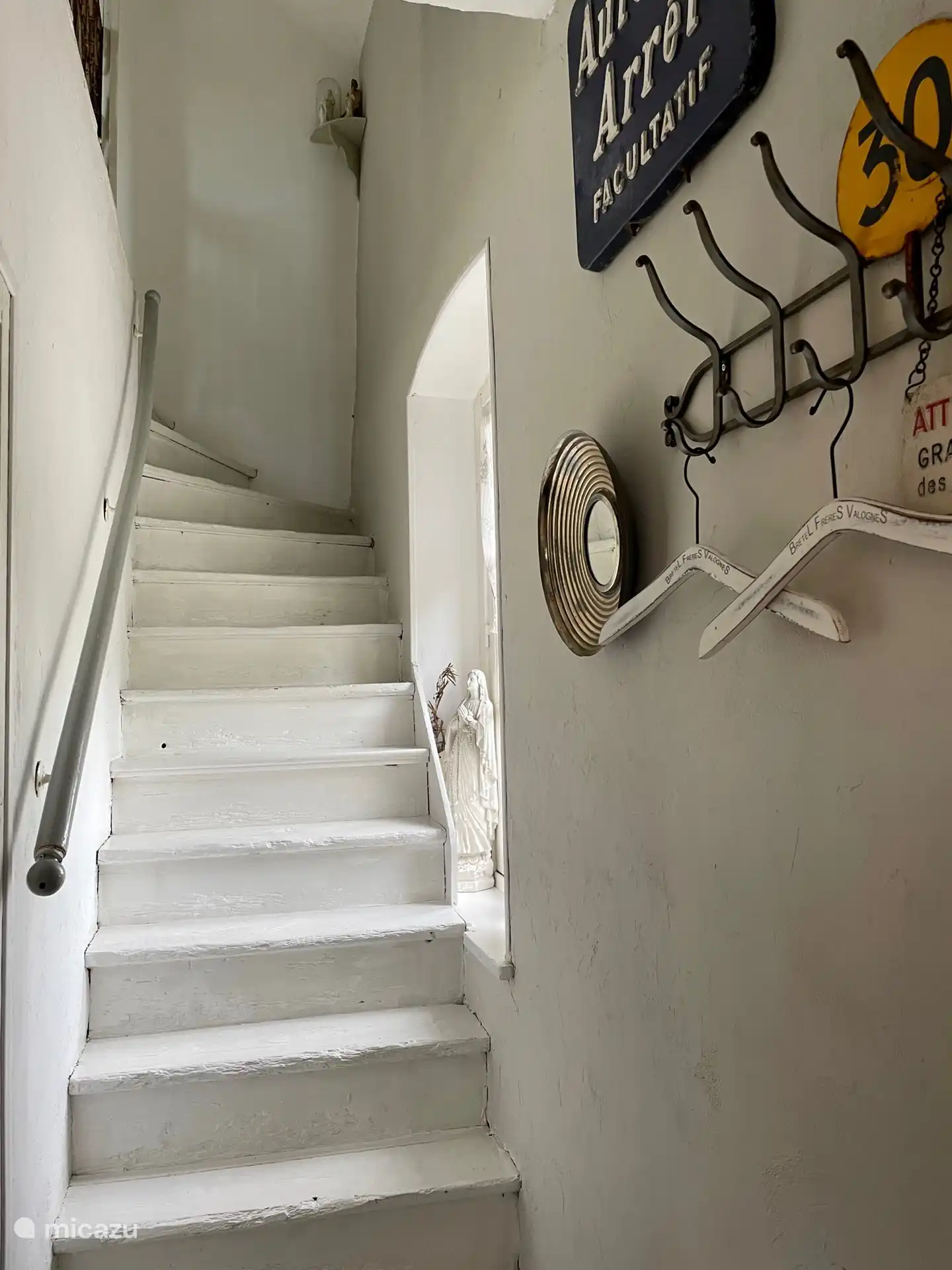 Holztreppe nach oben
