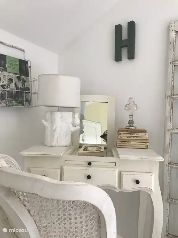 Brocante Tisch im Schlafzimmer