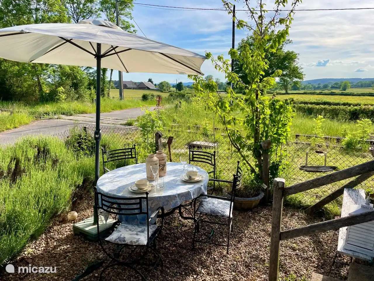 Sitzbereich im Freien mit Blick ins Grüne
