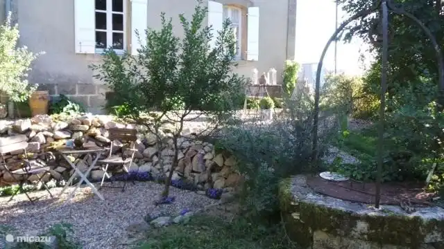 Abgeschieden Garten mit mehreren Terrassen und gut