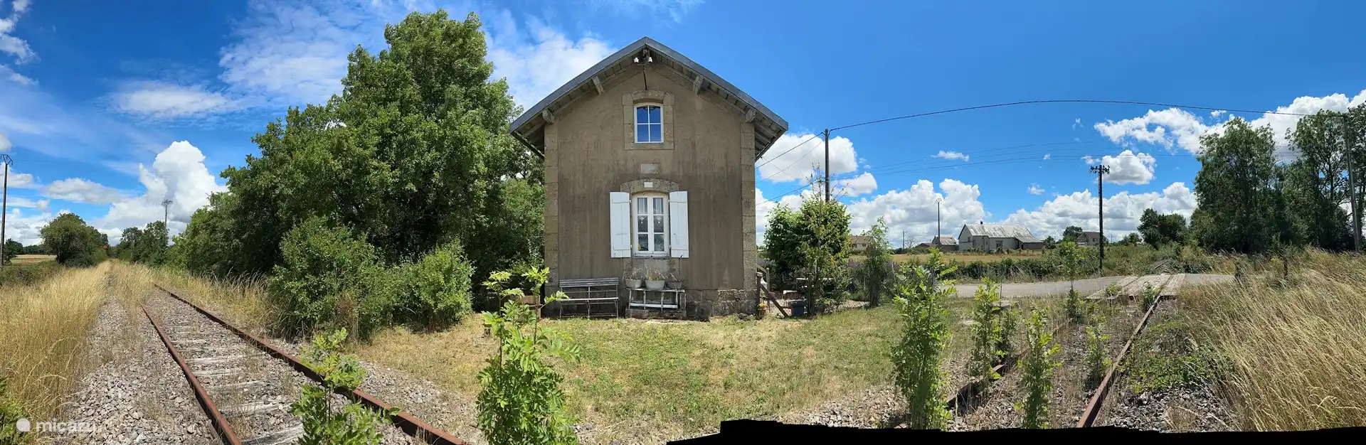 Vor dem Haus ist noch das alte Gleis, es gibt keine Züge mehr...