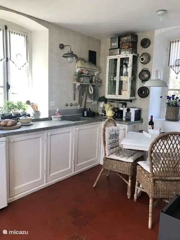 Gemütliche Küche mit Sitzgelegenheiten