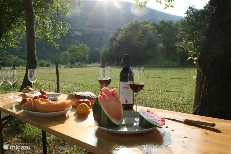 Ce vin, la pastèque et le pain viennent tous de la région immédiate.