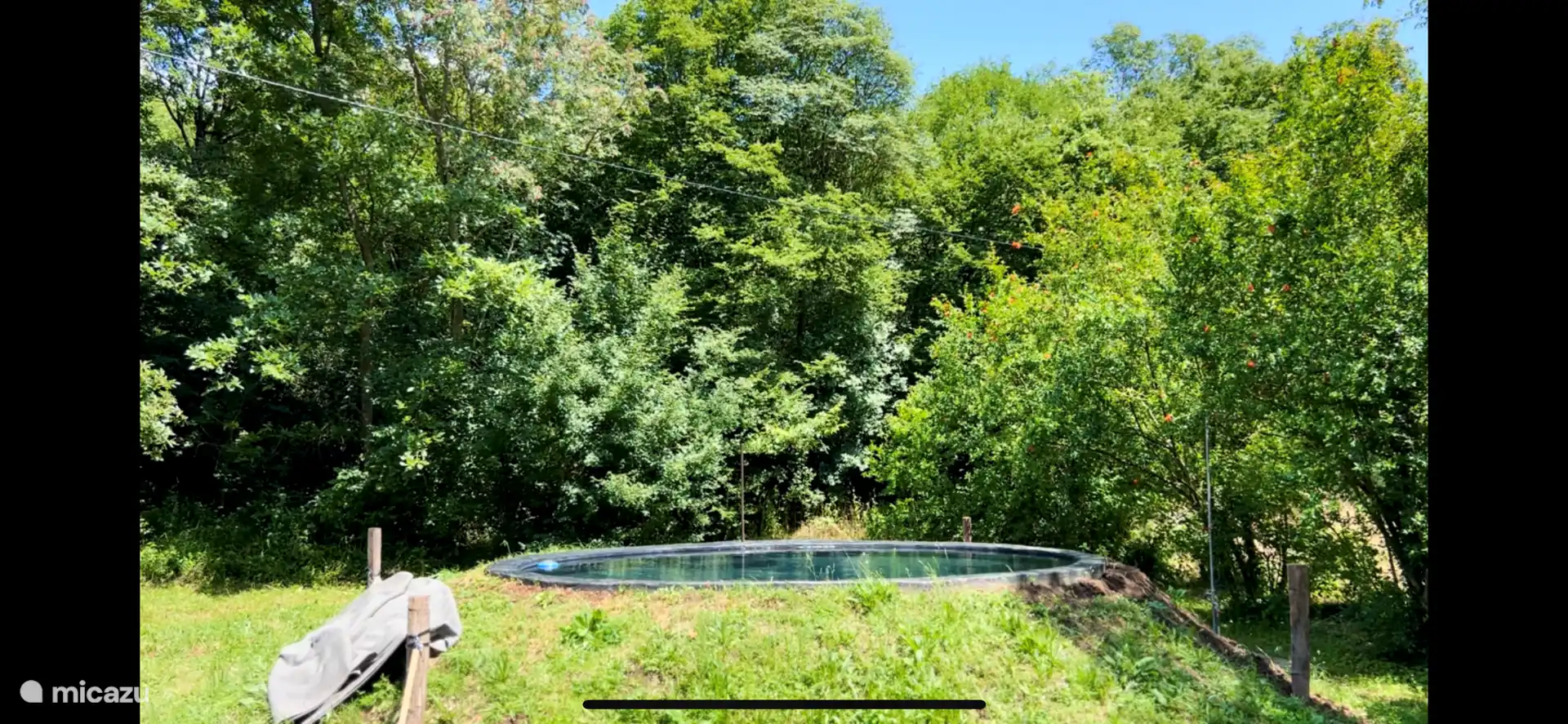 Belle piscine avec une douche extérieure derrière la maison avec beaucoup d’intimité.