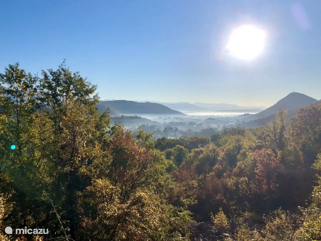 Vue sur la vallée, tôt le matin fin novembre.
