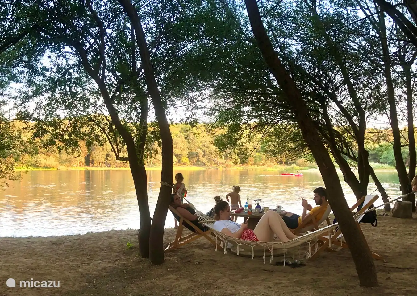 Plage sur la Zeta (plaža Tvorilo) où vous pouvez faire un barbecue, faire du canoë, nager, acheter une bonne bière fraîche, de belles chaises, des hamacs, etc. Juste derrière notre maison, à 5 minutes en voiture.