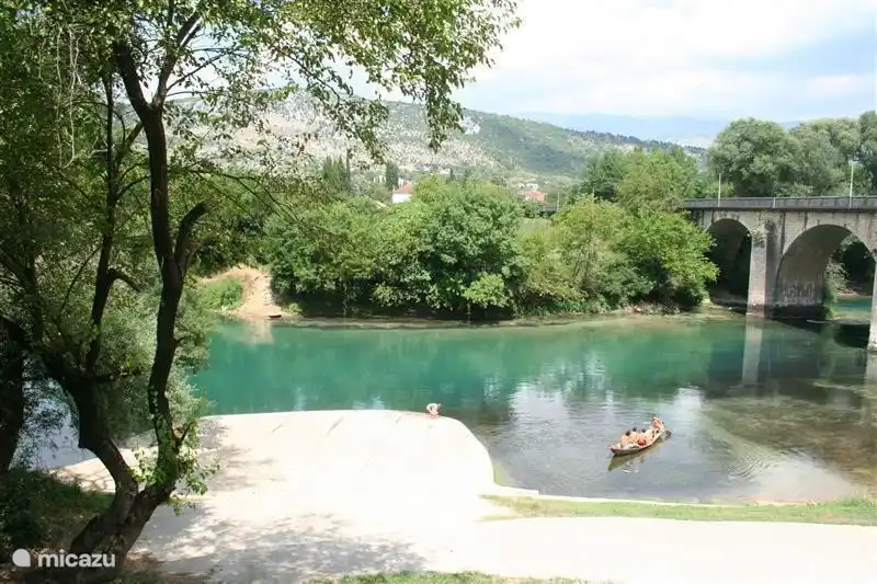 Canoë-kayak dans le Zeta. Ici l'arrivée à Danilovgrad. L'eau est limpide. Tout autour de vous, vous voyez et entendez des oiseaux tels que l'aigrette, le cormoran, le martin-pêcheur, l'oriole, le guêpier, la huppe et le rossignol. Le Monténégro est connu pour ses nombreuses espèces d'oiseaux.
