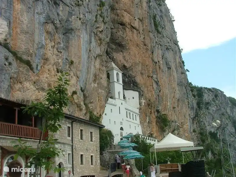 Ce monastère est visible de la maison. Le célèbre monastère chrétien orthodoxe d'Ostrog, construit dans les montagnes, où des dizaines de milliers de personnes se rendent chaque année en pèlerinage. Ça vaut vraiment le coup d'y aller.