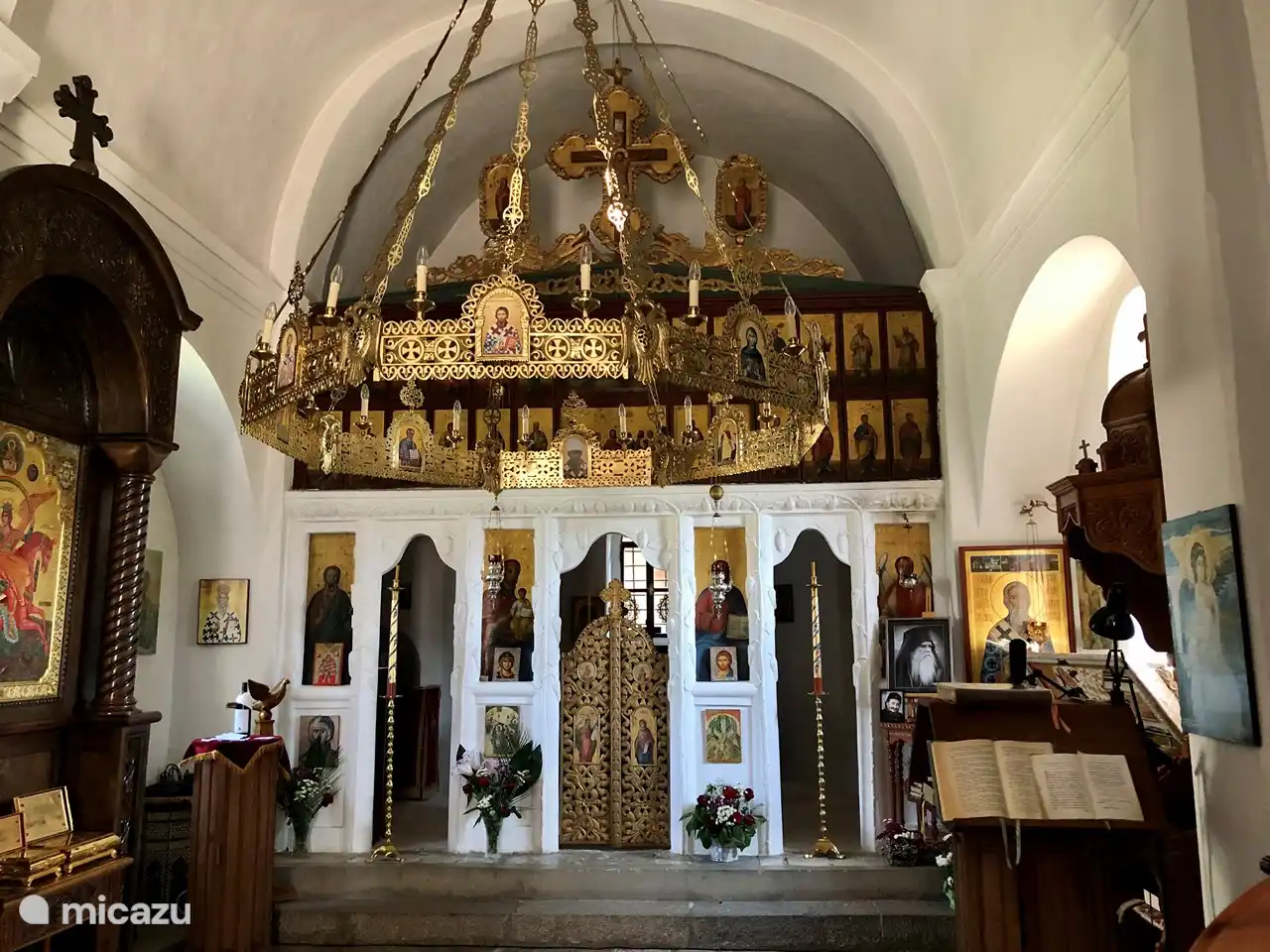 Belle église du monastère chrétien orthodoxe de Danilovgrad : Manastir Ždrebaonik. Ici, vous pouvez acheter des herbes médicinales locales et des tisanes faites par les religieuses résidentes.