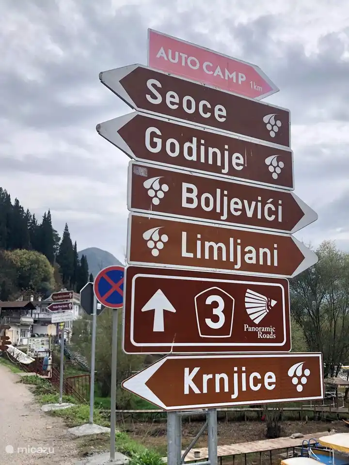Vignobles locaux autour du lac de Skadar. Souvent, mais pas partout, vous pouvez aussi boire et acheter leur vin.