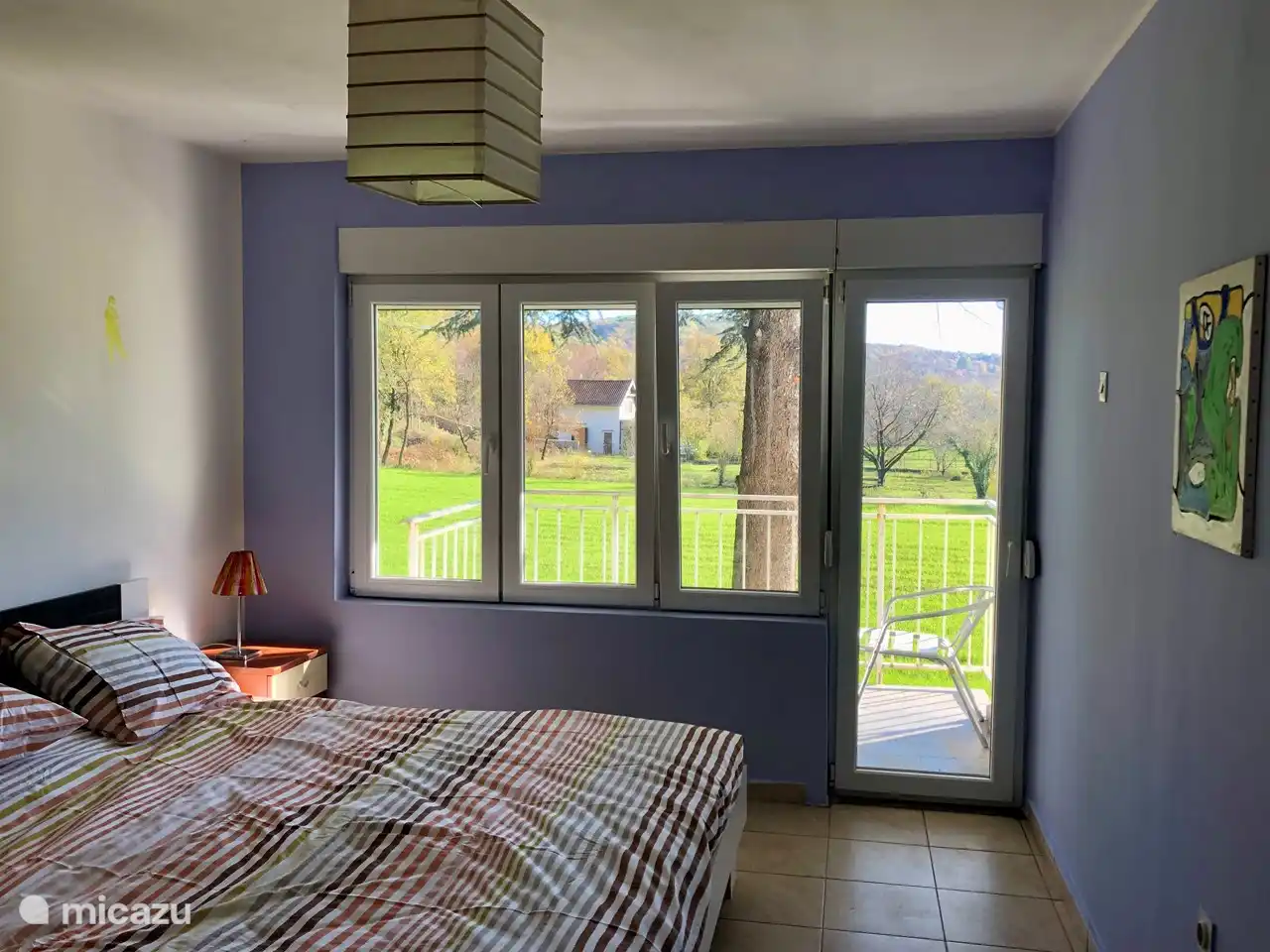 Chambre 1 avec porte-patio donnant sur balcon privé à l'est. Cette pièce est la chambre des maîtres et possède un grand garde-robe. Les fenêtres sont équipées de volets roulants résistants au soleil et de moustiquaires dans toute la maison.