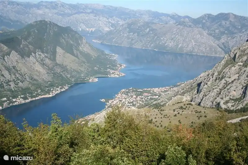 Sur le chemin de la côte vue sur la célèbre baie de Kotor. Cette photo a été prise sur la route dite des 29 serpents (épingles à cheveux).