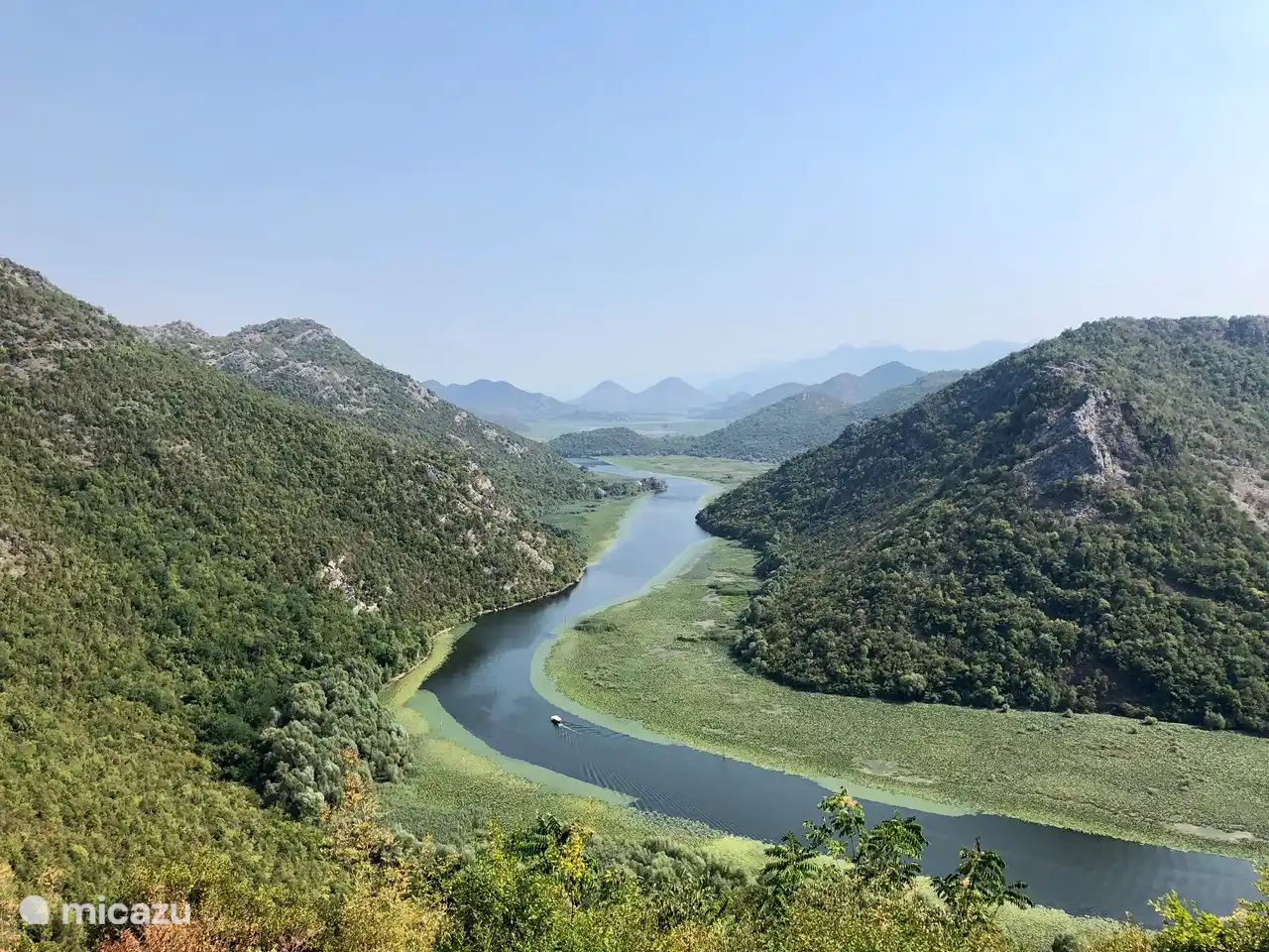 Sur le chemin de Budva, prenez vraiment la sortie pour Crnojevica. Les panoramas sont superbes. À Crnojevica, vous pourrez déguster de délicieux plats de poissons de rivière, faire du canoë, faire des excursions en bateau. De là, faites une promenade à pied le long de la rivière en amont. Vous rencontrerez de belles cascades et des grottes rocheuses.