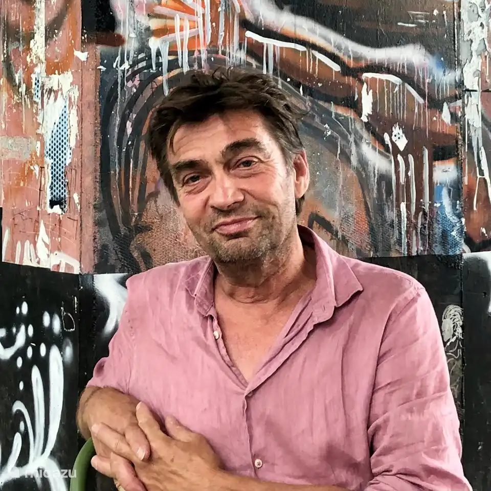 C'est moi. Je m'appelle Hans et me voilà assis devant l'un des plus beaux bars de Podgorica, Itaka, un ancien bain turc. Je vis à Eindhoven et je loue ma maison avec amour et soin à tous ceux qui aiment la paix, la belle nature et une maison spacieuse et bien entretenue.