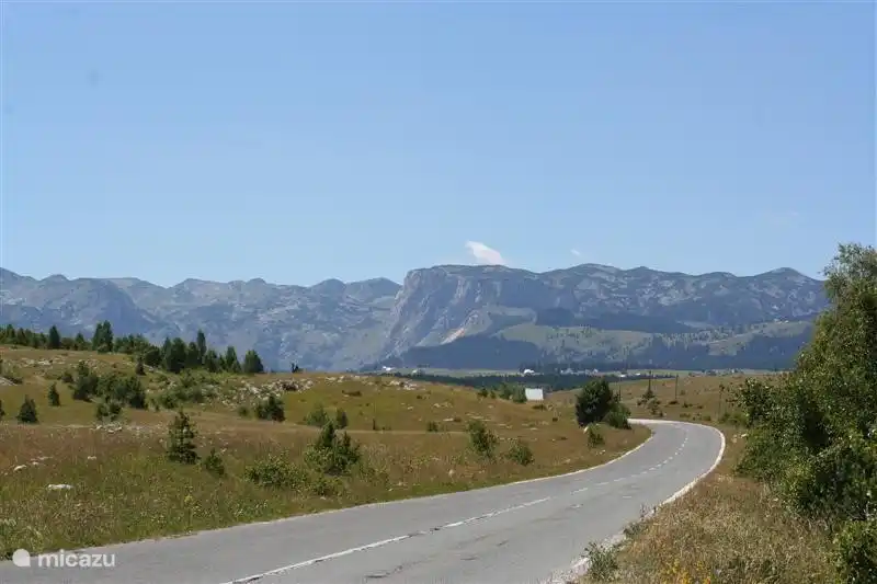 De la maison Tara via Durmitor. Vaste et d'une beauté à couper le souffle. Sur le chemin de Žjablak. Prenez les remontées mécaniques jusqu'à des montagnes de 2500 mètres d'altitude ici. Les vues ici sont à couper le souffle et les températures en été sont agréablement rafraîchissantes.