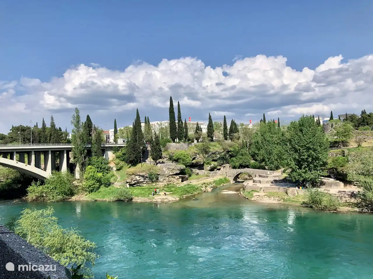 Podgorica, rivière Moraca (la Zeta se termine ici). La capitale offre de belles boutiques, des restaurants, des terrasses. Belles barres. Souvent beaucoup plus branché que sur la côte.