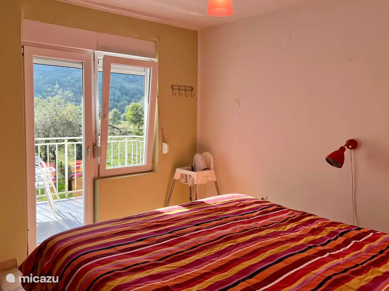 Chambre 2 avec balcon privé.